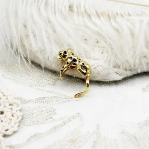 Vista macro di un accessorio per ciondolo a perla a forma di leopardo placcato oro 18K.