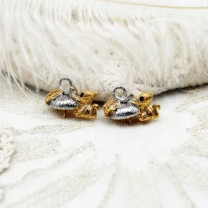Dettaglio del ciondolo a forma di scoiattolo placcato in oro 18K per gioielli DIY.