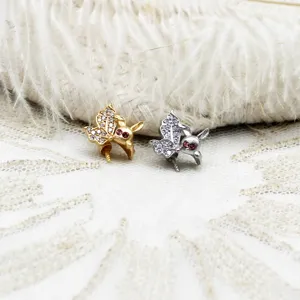 Primo piano di ciondoli per perle a forma di animale placcati in oro e argento