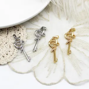 Gedetailleerd overzicht van elegante gouden en zilveren sleutelhangers voor DIY-sieraden