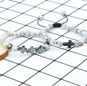 Gedetailleerd overzicht van tweedelige kralen kruis armbanden met 8mm stenen en unieke bedels.