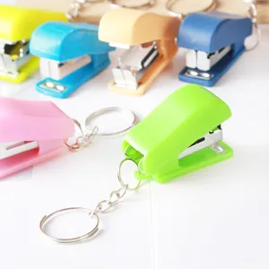 Kleurrijke mini nietmachine sleutelhanger draagbare schattige kleine nietjes set voor kantoor school
