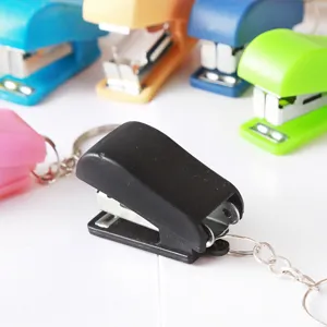 Draagbare mini nietmachine sleutelhanger kleurrijk schattig kantoor school metaal