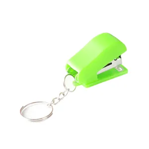 Draagbare kleine groene mini-nietmachine met sleutelhanger, kantoorbenodigdheid en schattig cadeau.