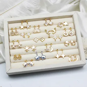 Collezione di eleganti orecchini a lobo luna e stella dorati con conchiglia