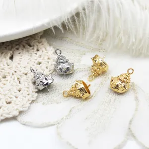 Makro-Detailansicht der texturierten, gold und silber beschichteten Anhänger für DIY-Schmuck