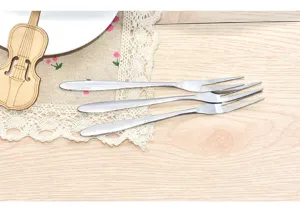 Edelstahl Kuchengabeln Set Detailansicht mit feinem Besteck Design fur die moderne Kuche.