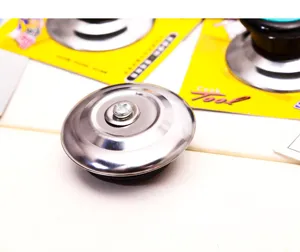 Détail du bouton de couvercle de casserole en acier, accessoire de cuisine durable.