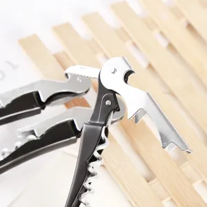 Apribottiglie da sommelier in acciaio inossidabile multifunzione con manico nero per il vino.