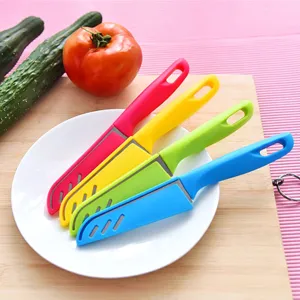 Ensemble de couteaux de cuisine colorés avec étuis de protection et assiette blanche.