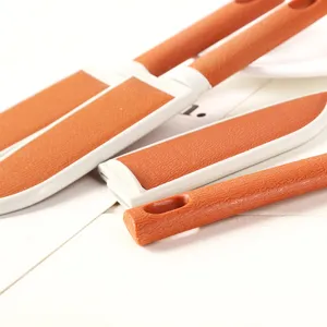 Juego de cuchillos para fruta de acero inoxidable con mango texturizado naranja.