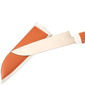 Cuchillo de fruta de acero inoxidable con funda protectora naranja para la cocina.