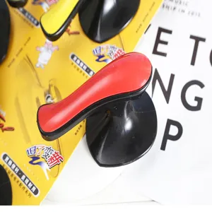 Vue détaillée d'une poignée de couvercle universelle, accessoire plastique rouge et noir.