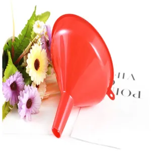 Embudos de plastico rojo para liquidos de cocina y uso domestico en vista detallada.