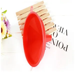 Embudos de plástico rojo de boca ancha para cocina y dispensación de líquidos.