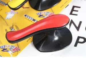 Vue detaillee de la poignee de couvercle de casserole en plastique rouge pour cuisine.