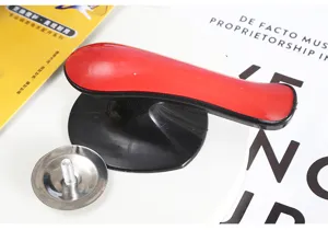 Vue détaillée de la poignée de couvercle de casserole universelle, design en plastique rouge.