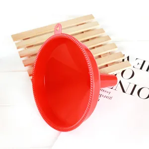 Embudo de plastico rojo con agujero para colgar liquidos de cocina y llenado de aceite diario.