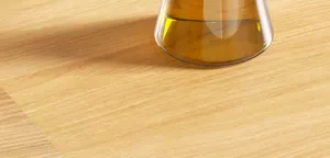 Küchen Kunststoff Trichter Detailansicht mit Flüssigkeit zum Kochen und Einfüllen.