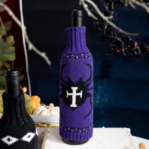 Copribottiglia di vino in maglia viola per Halloween con decorazione a ragno e croce