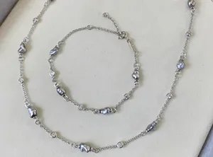 Vista detallada del conjunto de collar y pulsera de plata con perlas barrocas grises