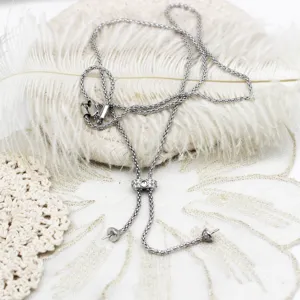 Detalle macro de cadena de collar DIY ajustable con pines elegantes para perlas