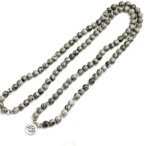 Detailansicht der 8mm grauen Achatperlen 108 Mala Perlen Kette mit silbernem Lotus Anhänger