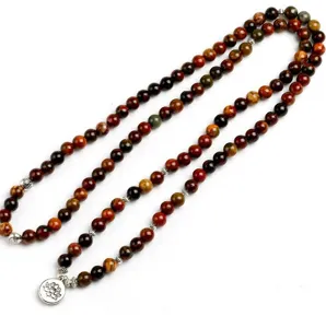 Vue détaillée de collier mala 108 perles en pierre naturelle avec pendentif lotus en alliage.