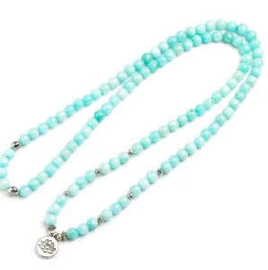 Lichtblauwe 108 kralen mala ketting met lotus hanger en zilveren tussenstukken detailzicht.