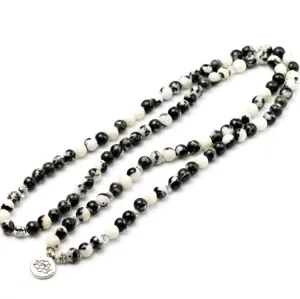 Primo piano dettaglio della collana mala 108 perle, perle di diaspro con pendente.