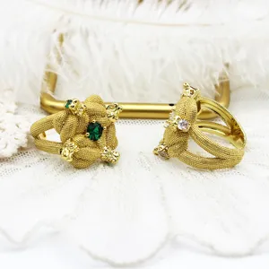Exquisite Nahaufnahme der 18K vergoldeten Drachenkopf-Ringe mit Mikropflaster-Edelsteinen