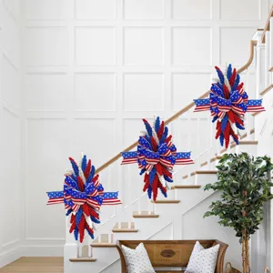 Amerikanische Unabhängigkeitstag-Kränze auf weißer Treppe mit rot-weiß-blauen Ähren.