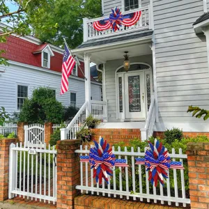 Patriotischer Kranz mit US-Flagge für die Dekoration von Veranda und Zaun am 4. Juli.