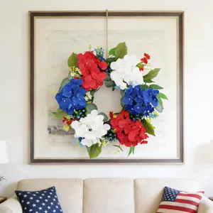 Ghirlanda di ortensie patriottiche rossa bianca e blu appesa per decori festivi