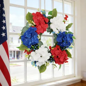 Ghirlanda festiva di ortensie rosse bianche e blu per l'Indipendenza americana.