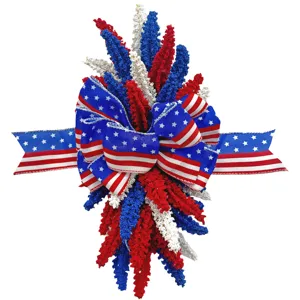 Detailansicht der rot-weiß-blauen patriotischen Girlande mit US-Flaggenbogen für Türen