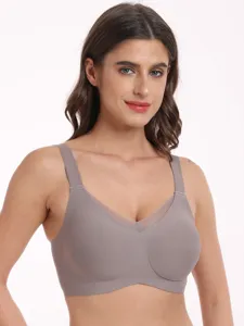 Vista dettagliata di un reggiseno push-up senza ferretto e senza cuciture grigio.