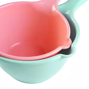 Cucharón de agua de plástico con mango largo, ideal para baño y cocina de uso diario y práctico.