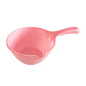 Cuchara de agua de plástico rosa con mango largo y pico para cocina y baño de bebé.