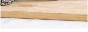 Detalle de bola de limpieza de alambre de acero inoxidable, estropajo resistente para cocina.