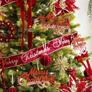 Nastro natalizio in velluto bordeaux con stampa Merry Christmas dorata su un albero