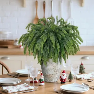 Künstliche Norfolk-Kiefernzweige in silberner Vase für weihnachtliche Hausdekoration