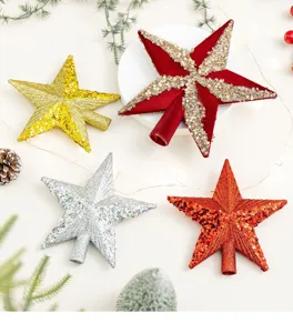 Gedetailleerd overzicht van glinsterende kerstboompiek sterren in rood goud zilver