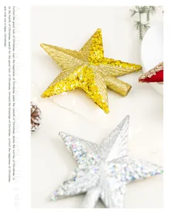 Detail van glinsterende goud- en zilveren pailletten kerstboomtop sterren decoratie