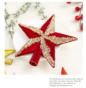 Detailweergave van de rode fluwelen kerstboomster met goudkleurige pailletten versieringen