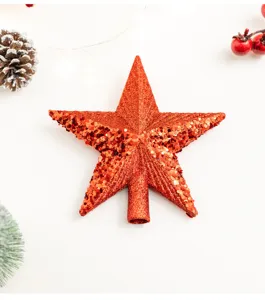 Gedetailleerd macrozicht van een rode glitterige vijfpuntige kerstboomster topversiering.