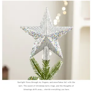 Zilveren glitter ster kerstboomtopper op een groene dennentak voor kerstdecoratie
