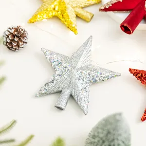 Glinsterende zilveren kerstboomtop ster met feestelijke gouden en rode accenten