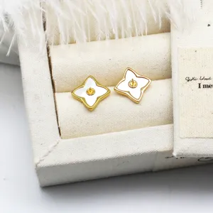 Dettaglio macro del supporto per orecchini a stella in oro 18K con inserto in conchiglia