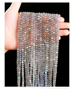 Nahaufnahme von 6 mm natürlichen grauen Labradorit-Perlen mit blauem Glanz für Schmuck